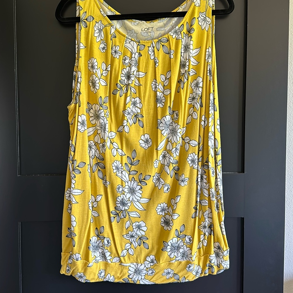 Ladies sleeveless top with band bottom